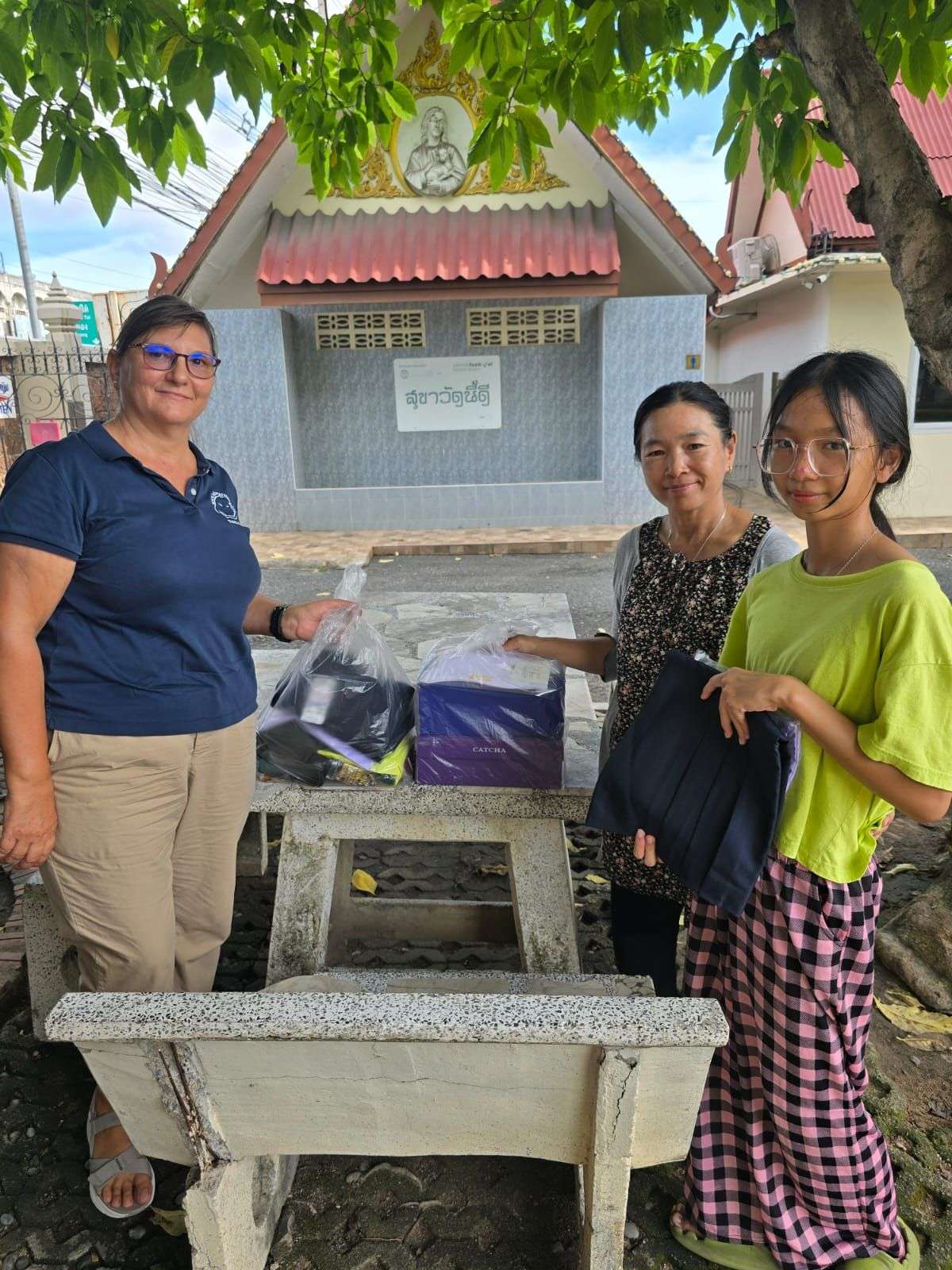 Helping Aui and her daughter