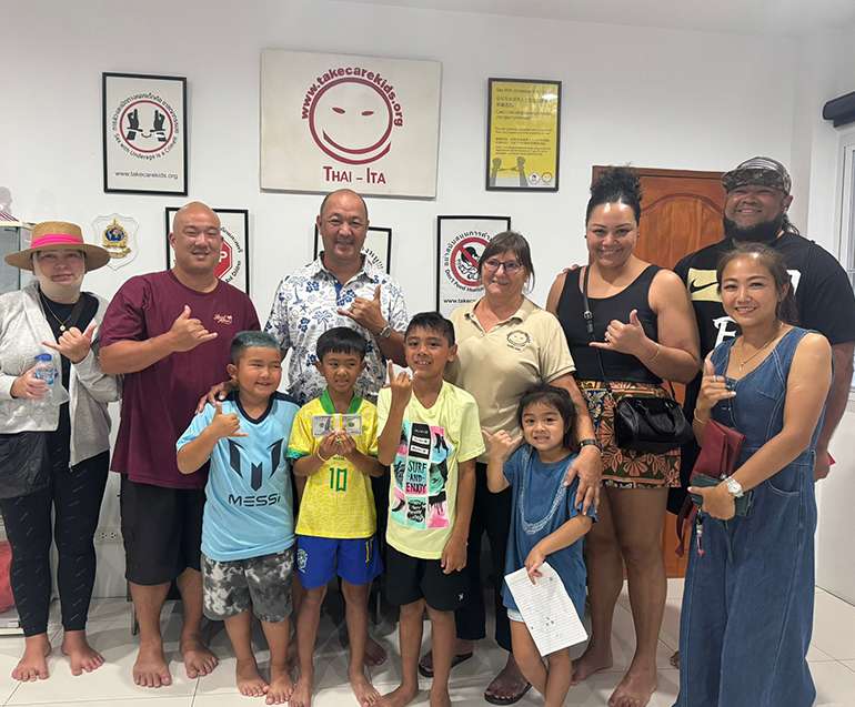 ขอบคุณ Les Leong และครอบครัวของเขา!